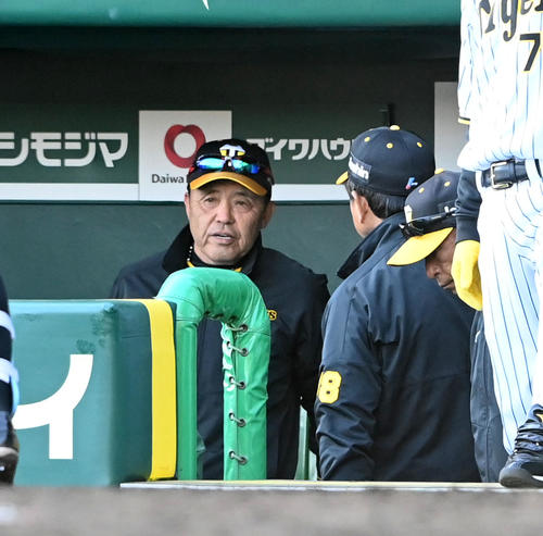 阪神対オリックス　オリックスに敗れ引き揚げる阪神岡田監督（撮影・前岡正明）
