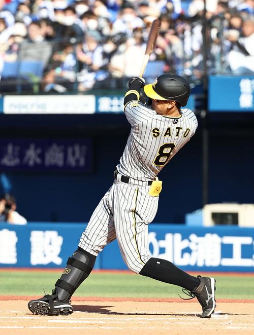 DeNA対阪神　6回表阪神1死一塁、佐藤輝は右前打を放つ（撮影・上田博志）
