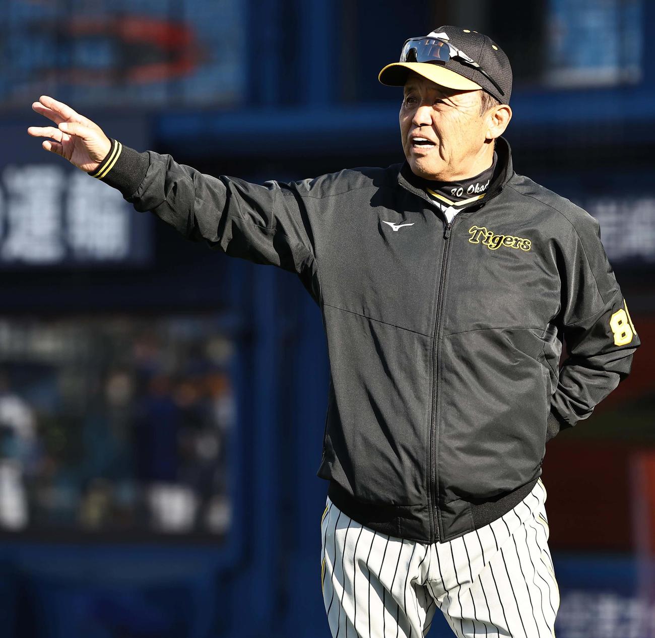 DeNA対阪神　選手交代を告げる岡田監督（撮影・上田博志）