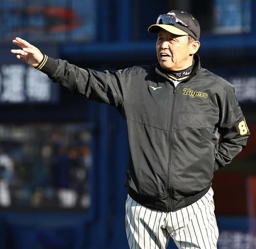 DeNA対阪神　選手交代を告げる岡田監督（撮影・上田博志）