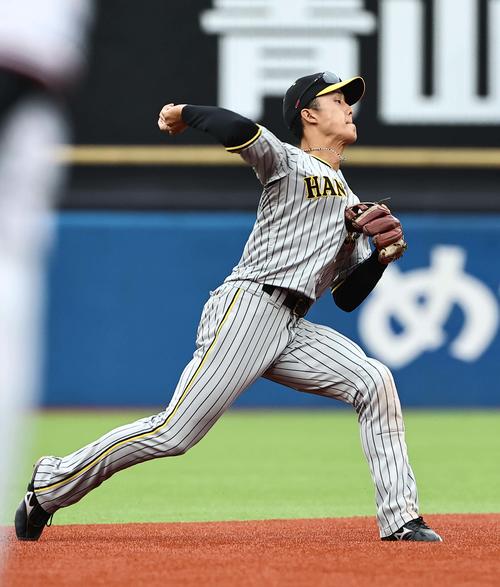 ヤクルト対阪神　7回裏ヤクルト無死、小幡は丸山の遊ゴロを軽快にさばく（撮影・上田博志）