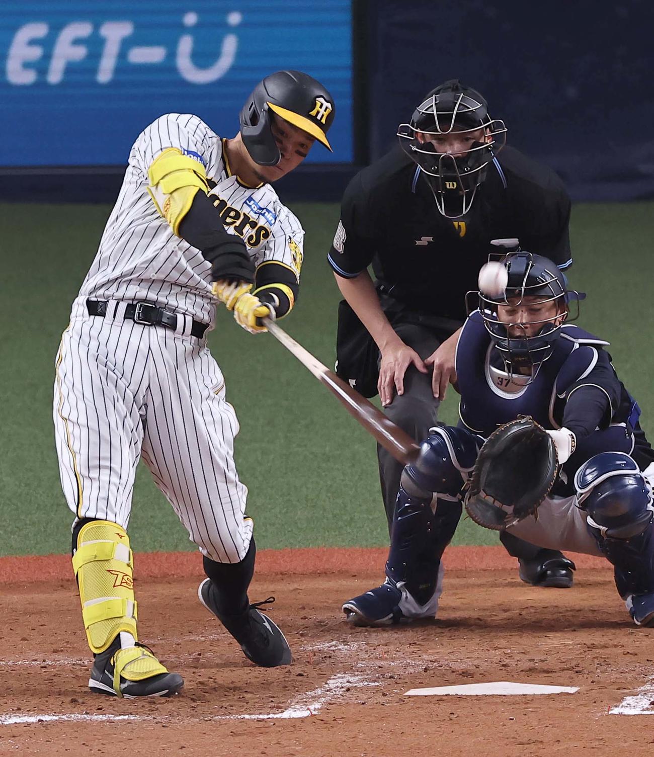 阪神対オリックス　4回裏阪神無死、佐藤輝は左中間へソロ本塁打を放つ（撮影・上田博志）