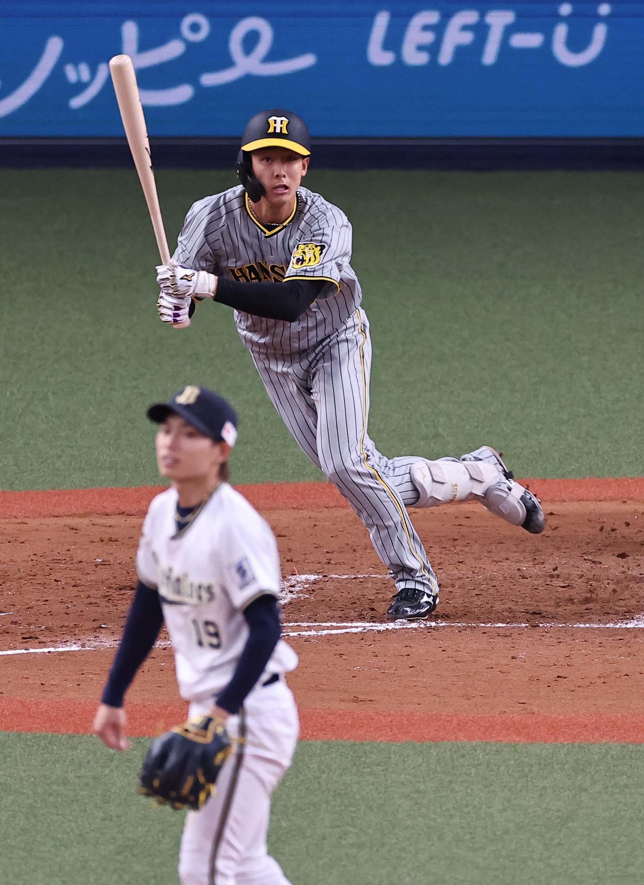 オリックス対阪神　5回表阪神無死、小幡は中前打を放つ（撮影・上田博志）