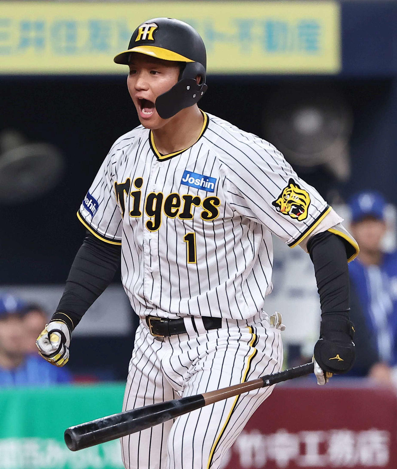 阪神対DeNA 10回裏阪神無死、四球を選び雄たけびをあげる森下（撮影・上田博志）