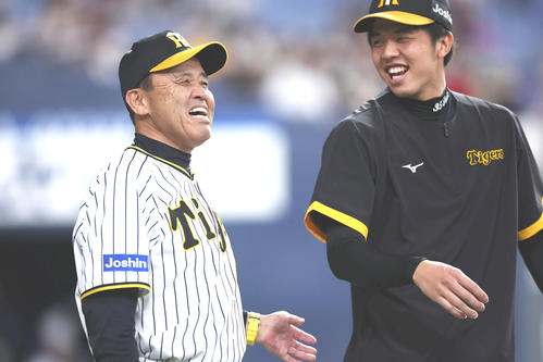 勝利投手の阪神才木（右）を笑顔で祝福する岡田監督（撮影・前田充）