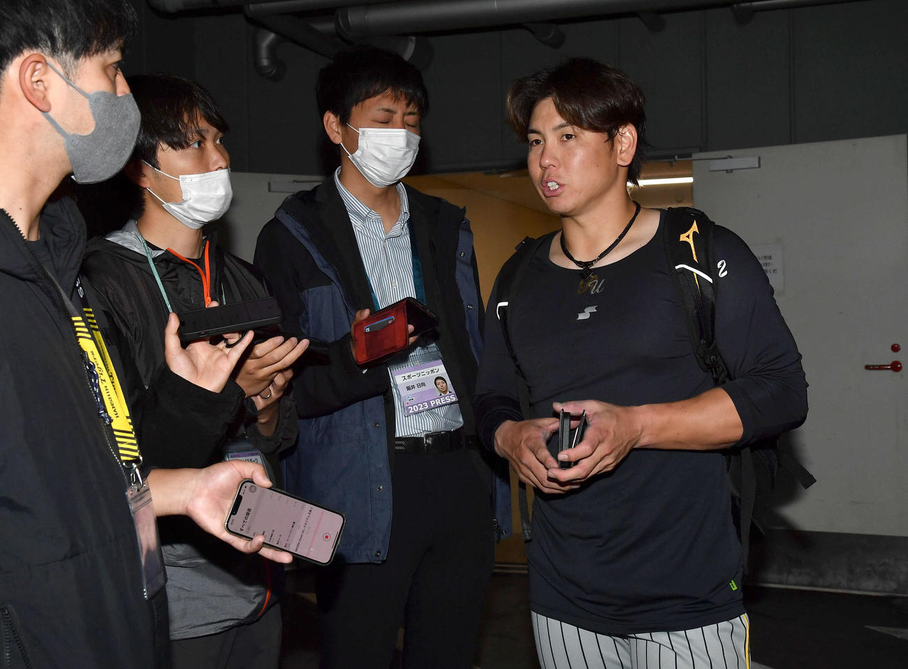 特打を終えて引き揚げる梅野（撮影・岩下翔太）
