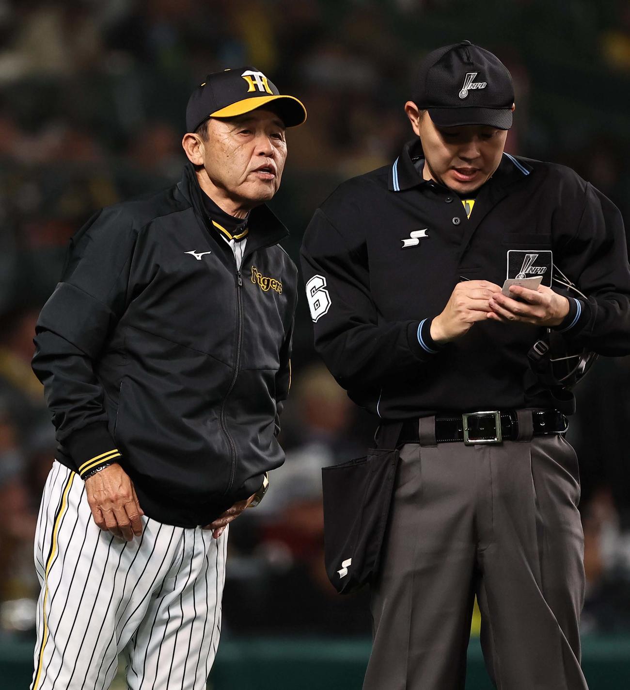 阪神対ヤクルト　選手交代を告げる岡田監督（撮影・上田博志）