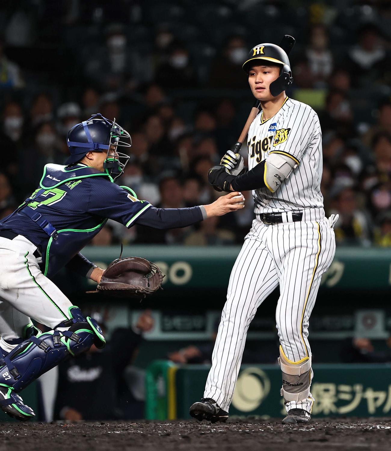 阪神対ヤクルト　9回裏阪神2死一、二塁、森下は空振り三振に倒れてゲームセット（撮影・上田博志）