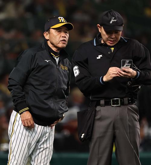 阪神対ヤクルト　選手交代を告げる岡田監督（撮影・上田博志）