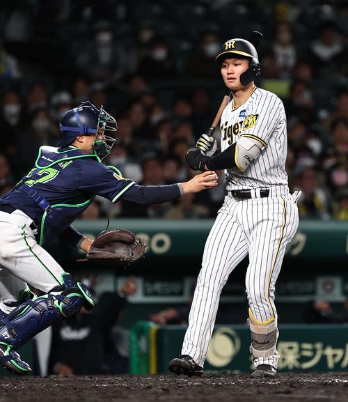阪神対ヤクルト　9回裏阪神2死一、二塁、森下は空振り三振に倒れてゲームセット（撮影・上田博志）