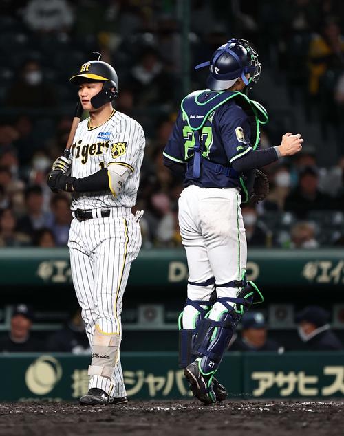 阪神対ヤクルト　9回裏阪神2死一、二塁、三振に倒れる森下（撮影・上田博志）