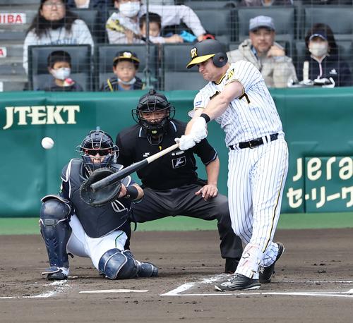 阪神対ヤクルト　1回裏阪神1死二塁、ノイジーは右前打を放つ（撮影・上田博志）