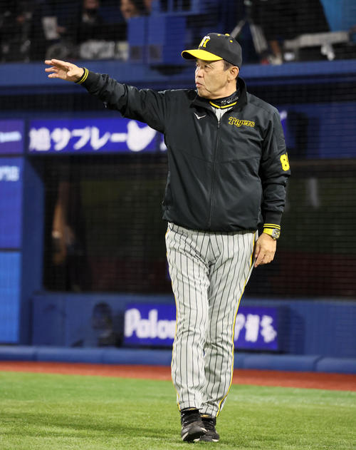 DeNA対阪神　5回裏、岡田監督は投手と併せて三塁も交代を告げる（撮影・加藤哉）