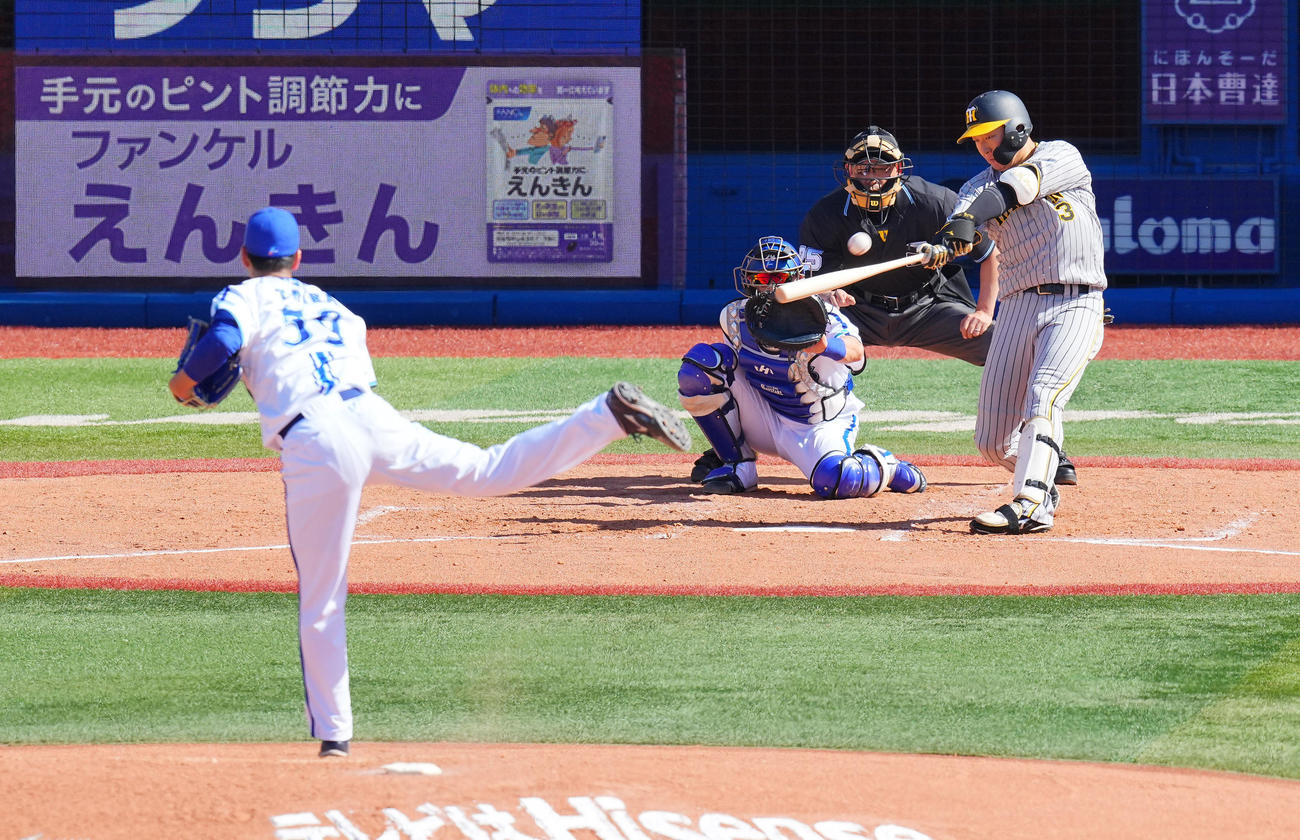 DeNA対阪神　4回表阪神2死、左越えソロ本塁打を放つ大山。投手平良（撮影・垰建太）