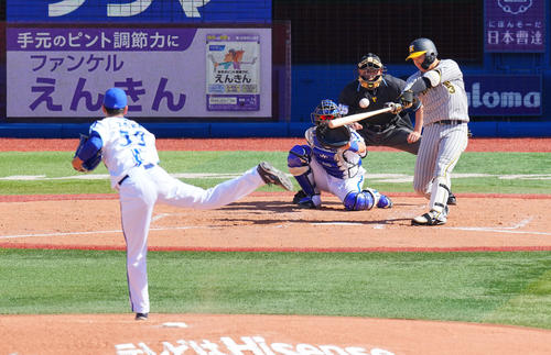 DeNA対阪神　4回表阪神2死、左越えソロ本塁打を放つ大山。投手平良（撮影・垰建太）