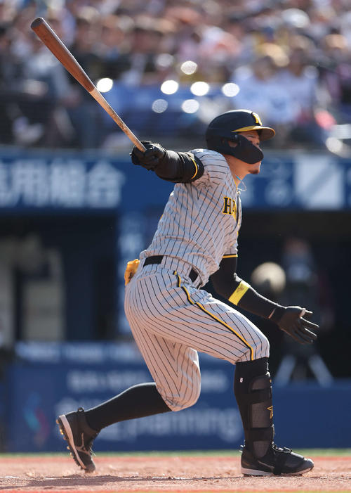 DeNA対阪神　7回表阪神2死、右翼線に二塁打を放つ佐藤輝（撮影・河田真司）