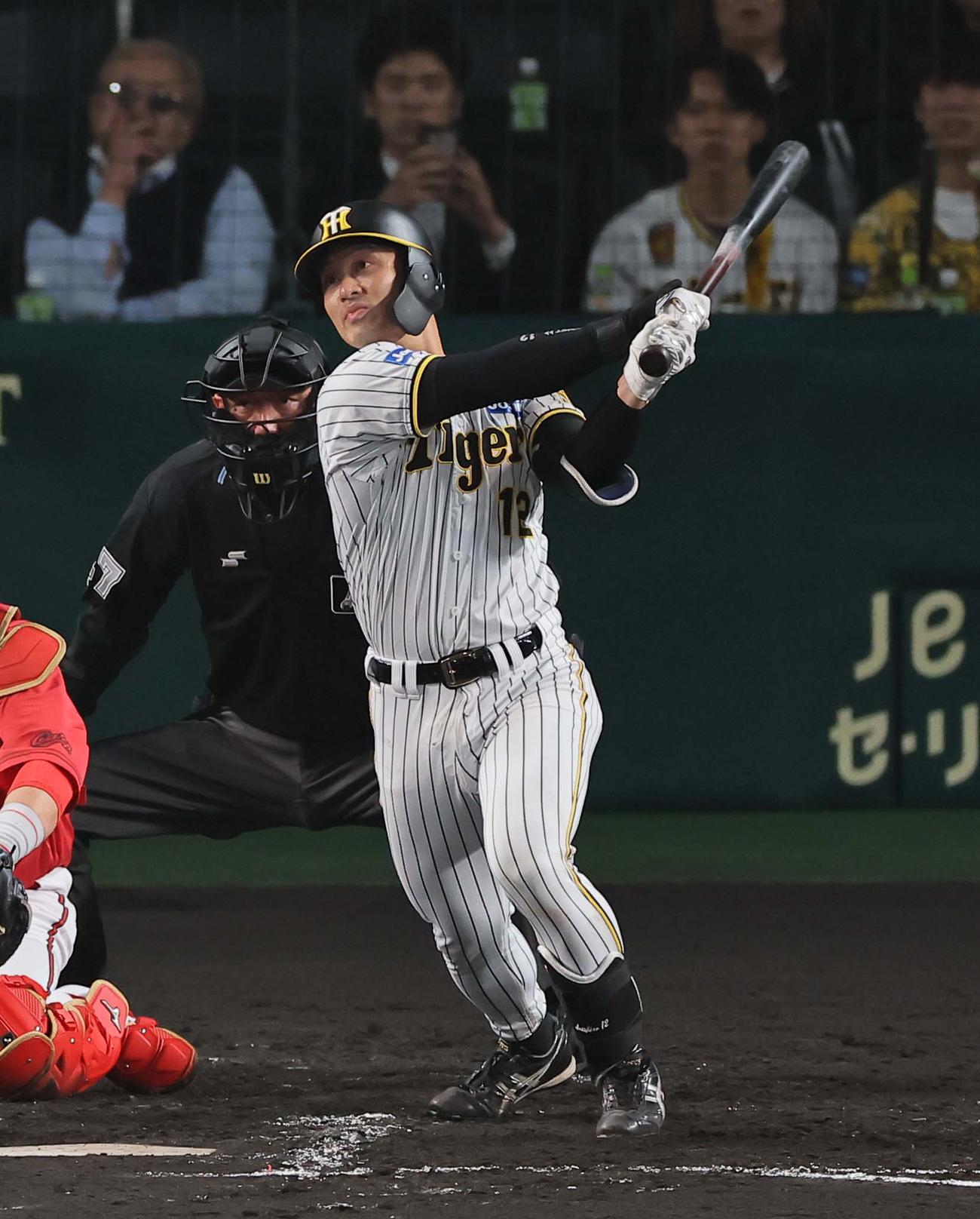 阪神対広島　5回裏阪神無死一、三塁、坂本は右犠飛を放つ（撮影・上田博志）