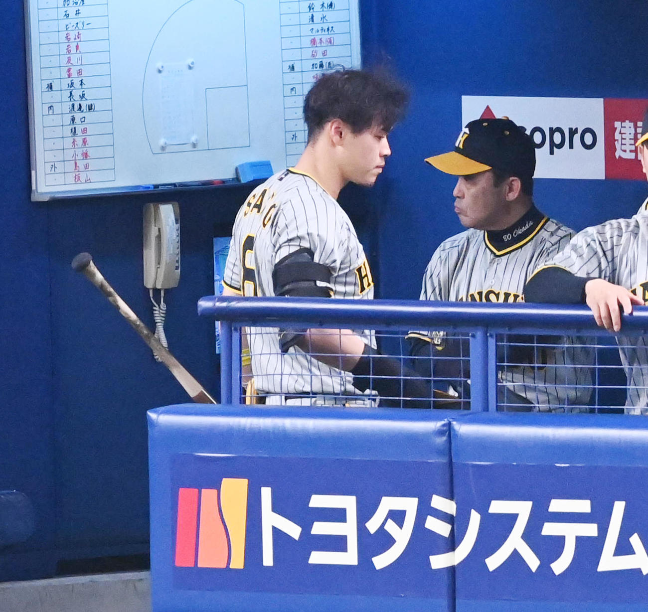 中日対阪神　1回表阪神2死一塁、佐藤輝（左）は空振り三振に倒れ、岡田監督も厳しい表情を浮かべる（撮影・前岡正明）