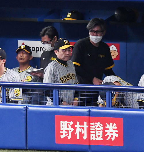 中日対阪神　中日に敗れ引き揚げる岡田監督（撮影・前岡正明）