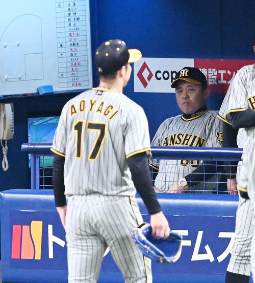 中日対阪神　2回、中日に追加点を奪われた青柳（背中）に厳しい表情の岡田監督（撮影・前岡正明）