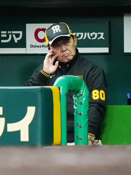 阪神対巨人　9回裏、ベンチで厳しい表情を見せる阪神岡田監督（撮影・江口和貴）
