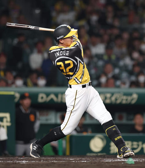 阪神対巨人　8回裏阪神1死一、二塁、右中間へ2点適時三塁打を放つ井上（撮影・前田充）