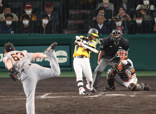 阪神対巨人　8回裏阪神2死満塁、中野は右適時3点三塁打を放つ（撮影・上山淳一）