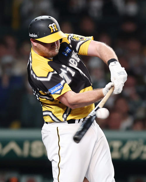 阪神対巨人　4回裏阪神無死、右前打を放つノイジー（撮影・前田充）