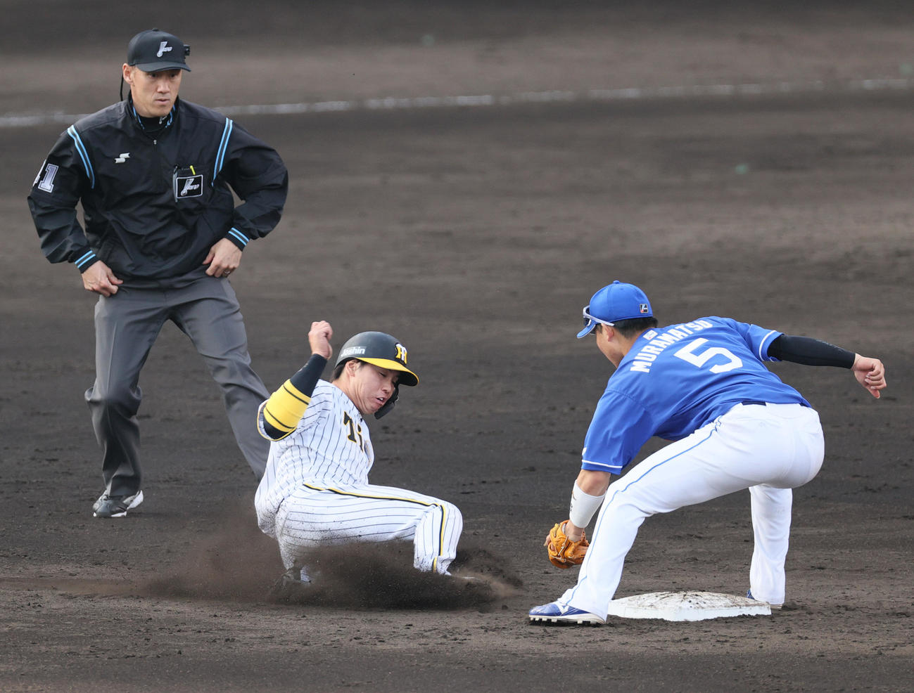 阪神対中日　7回裏阪神2死一塁、打者木浪の時、一走梅野（中央）は二盗を狙うがアウトとなる。遊撃手村松（撮影・上山淳一）