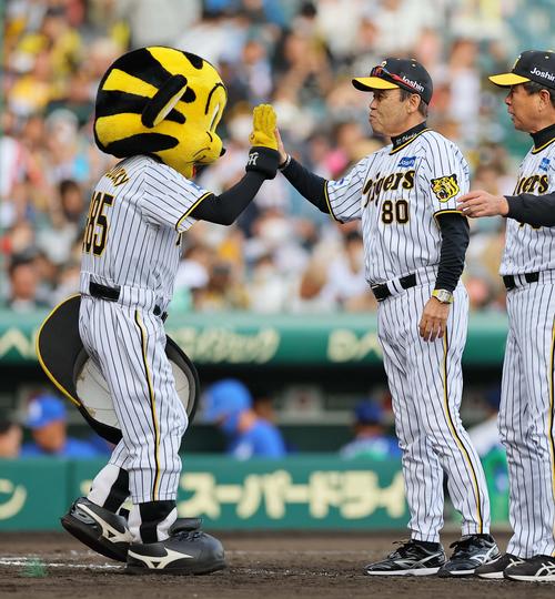 中日に勝利し笑顔を見せながらトラッキーとハイタッチをする岡田監督（撮影・上田博志）
