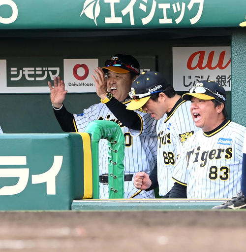 中日に逆転勝利、喜ぶ岡田監督（撮影・前岡正明）