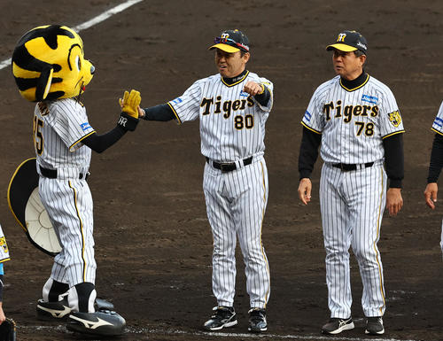 中日に逆転勝ちし、トラッキー（左）とタッチを交わす岡田監督（撮影・藤尾明華）