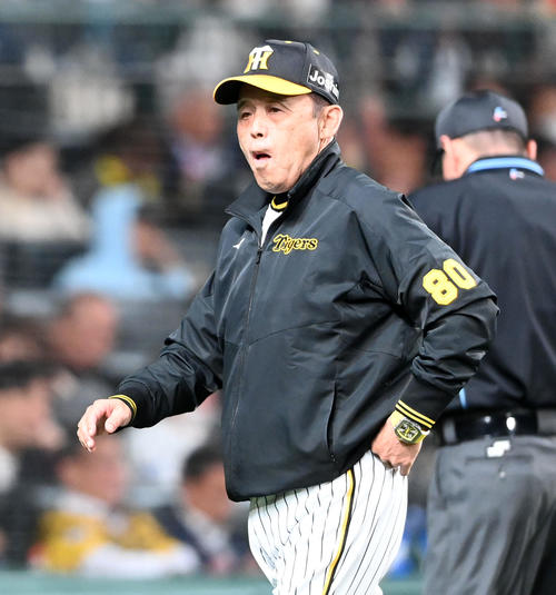阪神対ヤクルト　7回表ヤクルト2死一、二塁、西勇の交代を告げた岡田監督（撮影・前岡正明）