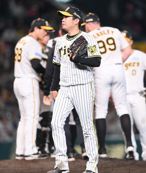 阪神対ヤクルト　7回表ヤクルト2死一、二塁、ビーズリー（右）と交代、ベンチに戻る西勇（撮影・前岡正明）