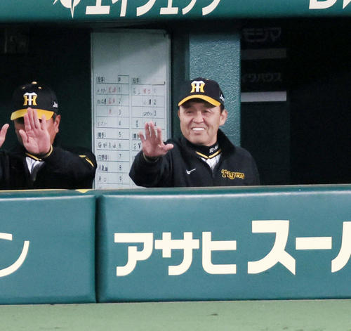 8回裏阪神1死二、三塁、代打糸原の当たりが野選を誘い勝ち越しに成功、笑顔でジェスチャーを送る岡田監督（撮影・加藤哉）