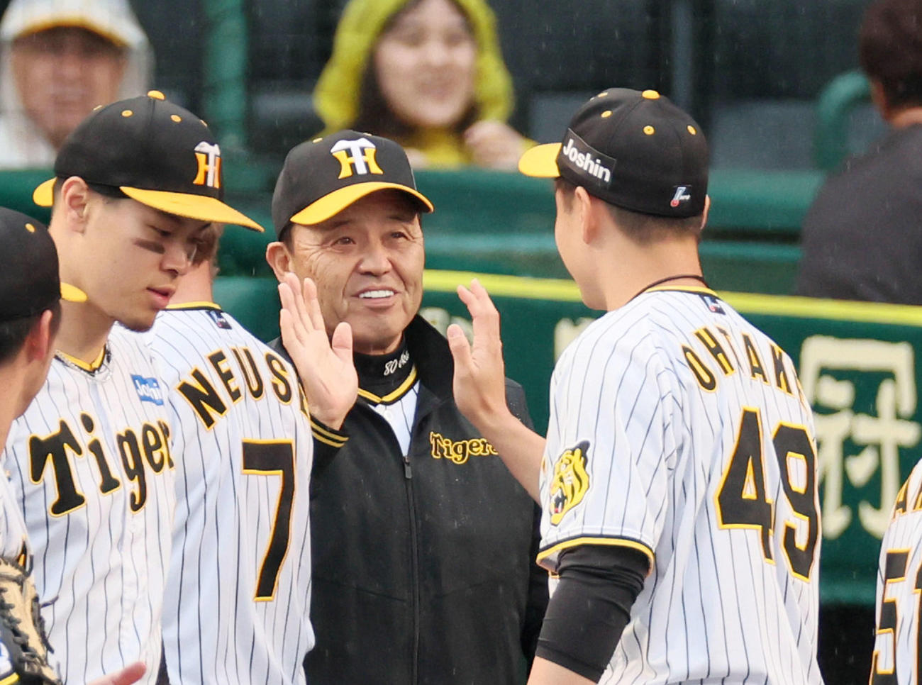 阪神対DeNA DeNAに勝利し大竹（右）とタッチする岡田監督（撮影・加藤哉）