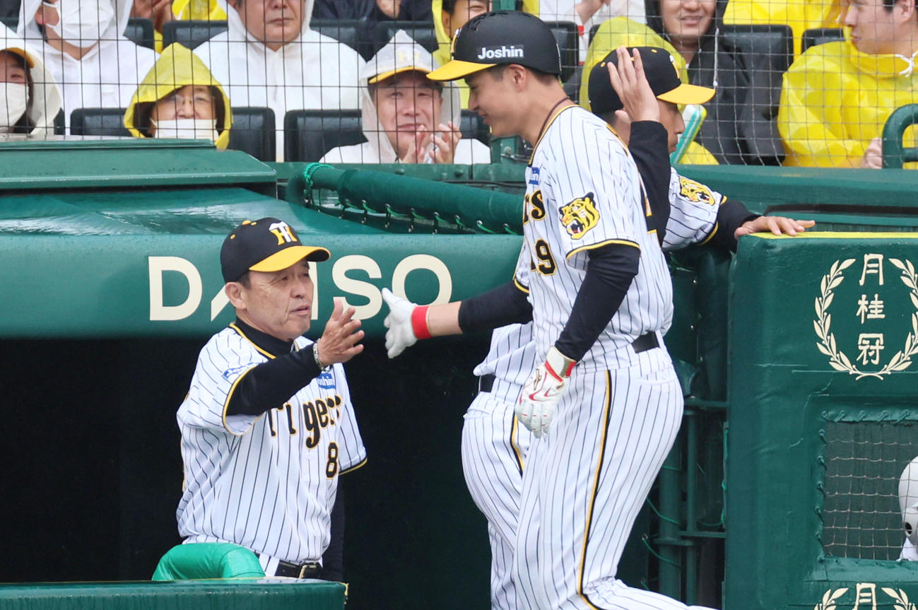 阪神対DeNA 3回裏阪神無死満塁、三塁走者大竹はノイジーの中飛で生還し出迎える岡田監督（左）とタッチする（撮影・加藤哉）