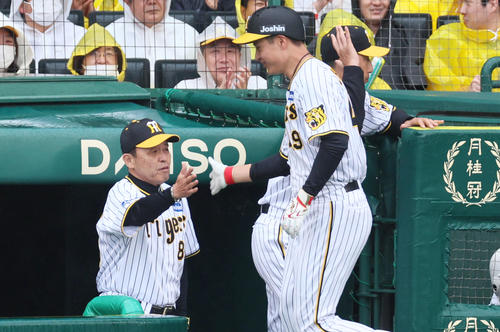阪神対DeNA 3回裏阪神無死満塁、三塁走者大竹はノイジーの中飛で生還し出迎える岡田監督（左）とタッチする（撮影・加藤哉）