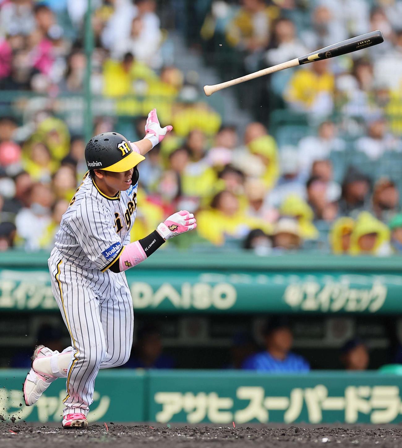 阪神対DeNA 4回裏阪神無死、梅野は中前打を放つ（撮影・上田博志）
