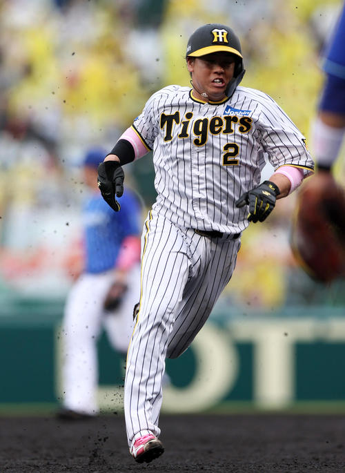 阪神対DeNA 4回裏阪神1死二塁、西純の中前打で三塁に向かう梅野（撮影・上山淳一）