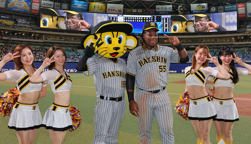 中日対阪神　ヒーローインタビューを終えトラッキー（左）とポーズを決めるミエセス（撮影・上田博志）