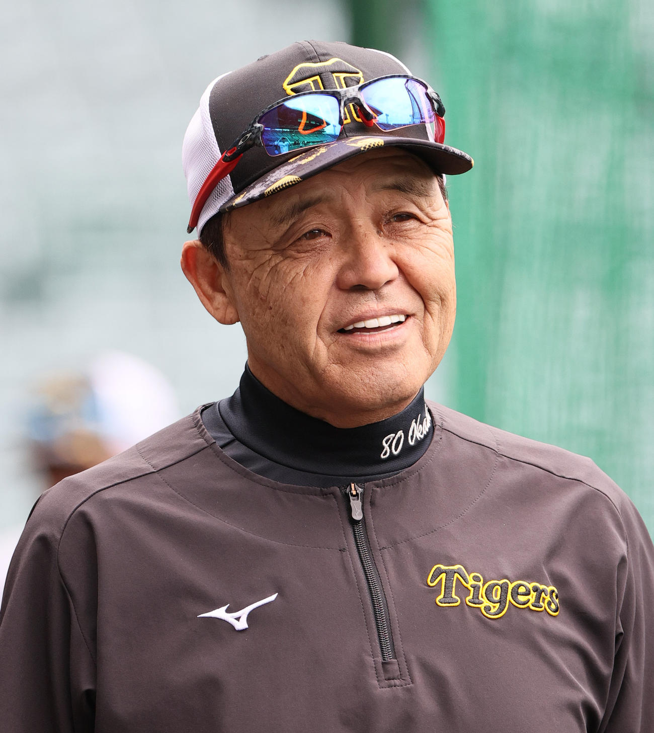 試合前の練習で笑顔を見せる阪神岡田監督（撮影・上山淳一）