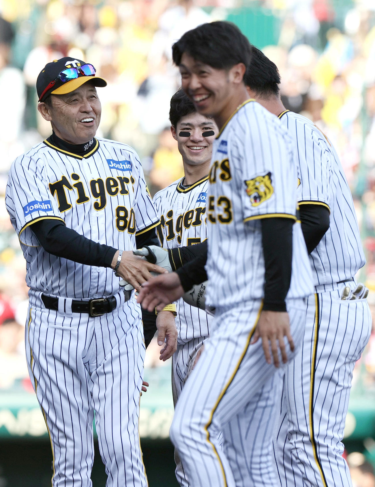 阪神対広島　阪神岡田監督（左）はサヨナラ打を放った森下（右）を祝福する（撮影・上山淳一）