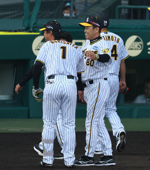 阪神対広島　サヨナラ打を放った森下を労う阪神岡田監督（撮影・藤尾明華）