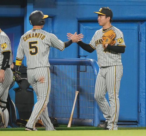 ヤクルト対阪神　3回表阪神1死満塁、ノイジーの中2点適時打で生還した近本（左）を迎える村上（撮影・鈴木みどり）