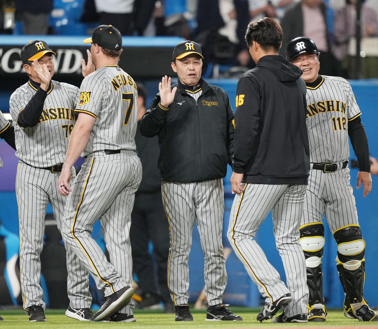 ヤクルト対阪神　ヤクルトに連勝し、ナインを迎える阪神岡田監督（中央）（撮影・鈴木みどり）
