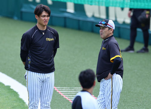 阪神対広島　練習の合間に岡田監督の話を聞く阪神西純（左）（撮影・藤尾明華）