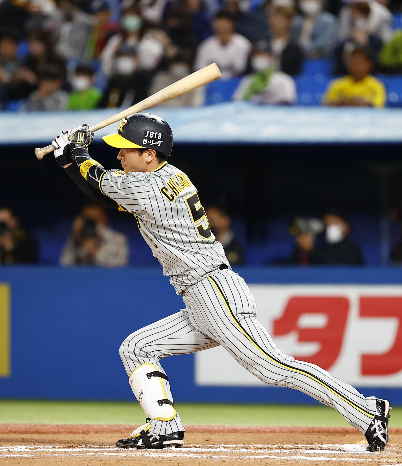 阪神対ヤクルト　10回表阪神2死、近本が中前打を放つ（撮影・藤尾明華）