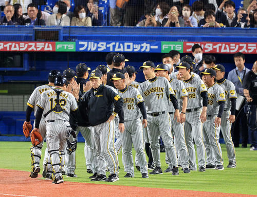 ヤクルト対阪神　5連勝し、ナインをハイタッチで迎える岡田監督（手前）（撮影・浅見桂子）
