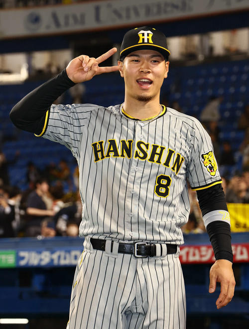 ヤクルト対阪神　ヤクルトに勝利し、ギャルポーズをとる佐藤輝（撮影・藤尾明華）